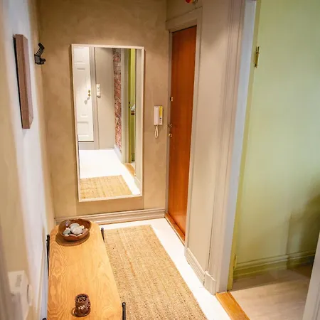 Charming 1800s W Fireplace And Free Parking