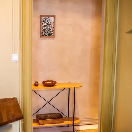 Charming 1800s W Fireplace And Free Parking Appartement *