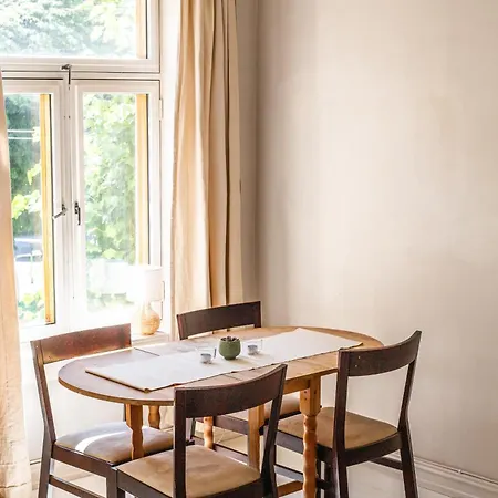 Charming 1800s W Fireplace And Free Parking Appartement *