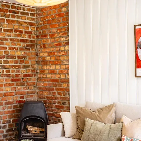 Charming 1800s W Fireplace And Free Parking شقة أوسلو