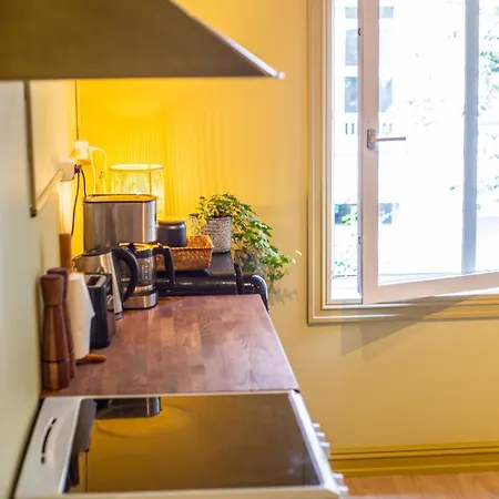 Charming 1800s W Fireplace And Free Parking