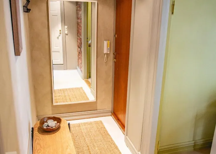 Charming 1800s W Fireplace And Free Parking