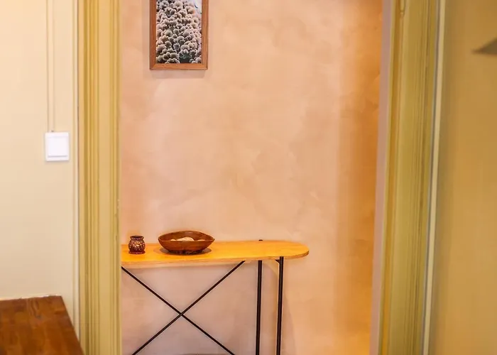 Charming 1800s W Fireplace And Free Parking Lägenhet *