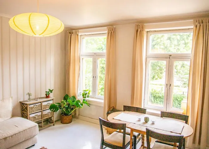 Charming 1800s W Fireplace And Free Parking Lägenhet