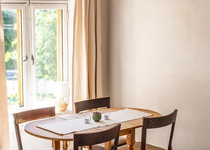 Charming 1800s W Fireplace And Free Parking Lägenhet *