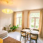 Charming 1800s W Fireplace And Free Parking Lägenhet
